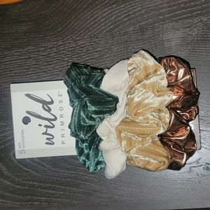 Set of scrunchies